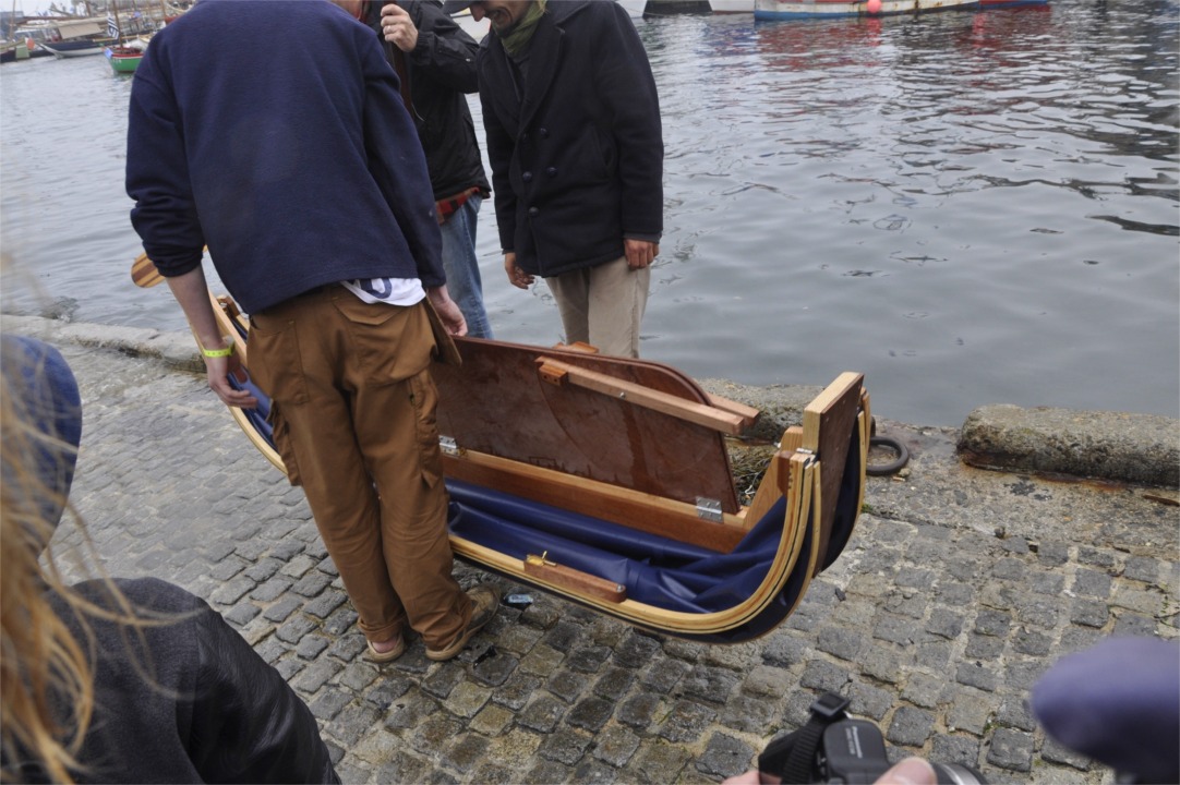 C'est au tour de l'annexe pliante de s'avancer, pliée, pour son lancement. 