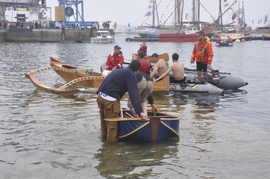 La voici dépliée et sur l'eau. 