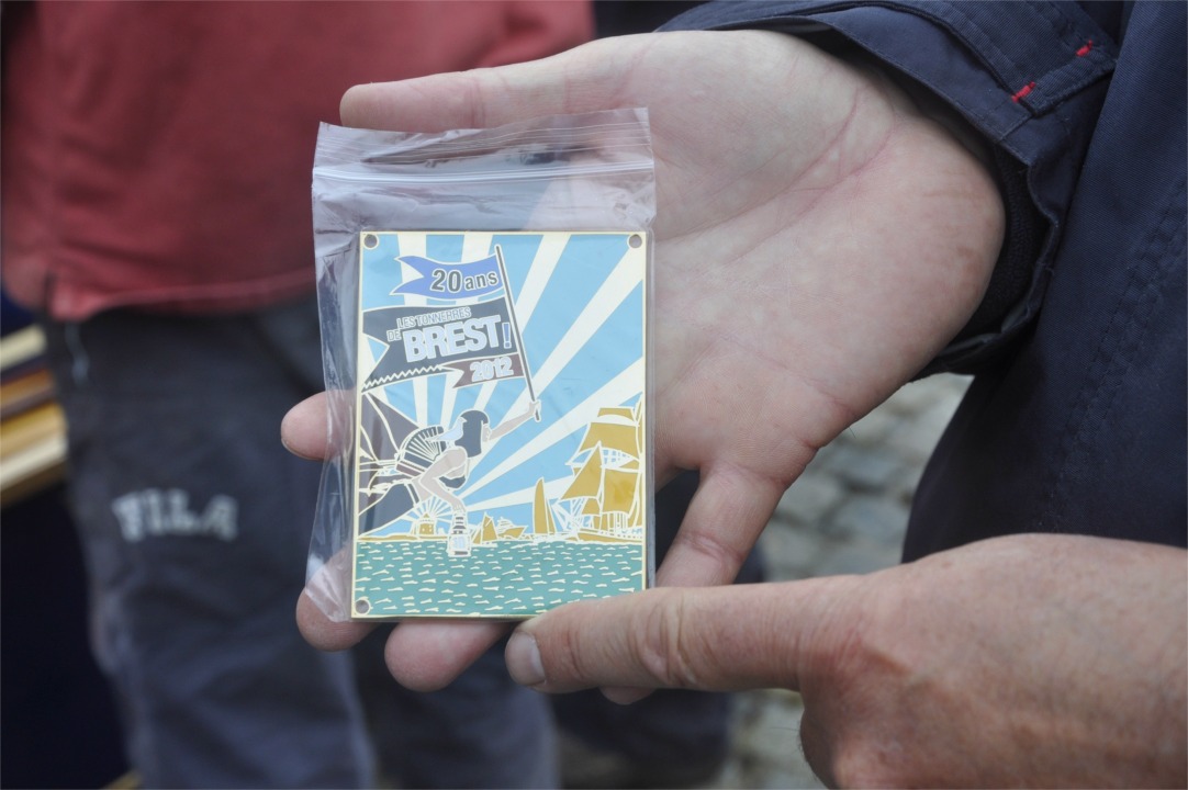 Chacun des nouveaux bateaux reçoit une plaque comémorative des 20 ans de fêtes maritimes à Brest. 