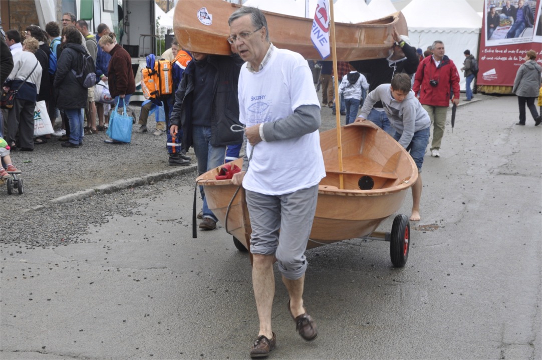 Nous prenons le chemin du retour vers le chapiteau de construction. Michel et François testent le chariot que leur a prêté Didier. Didier est le skipper du Skerry "Chasse-Marée" et il a son construit son chariot sur mesur pour son bateau. 