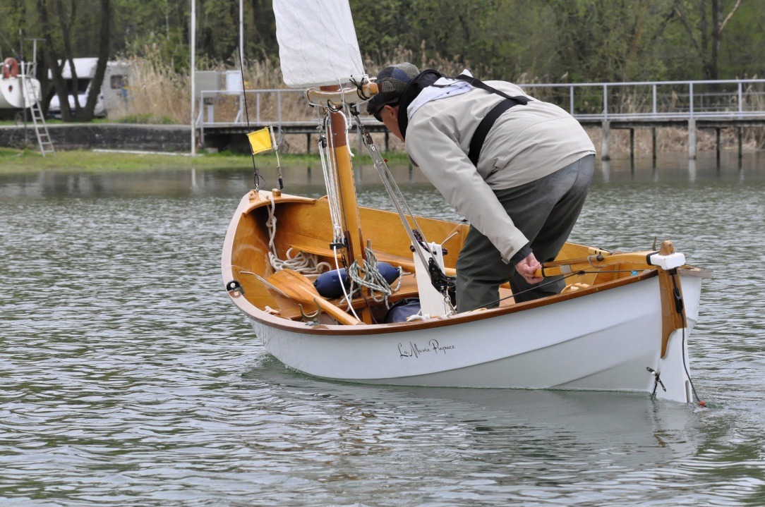 Gérard à la manoeuvre sur "La Marie Pupuce". 