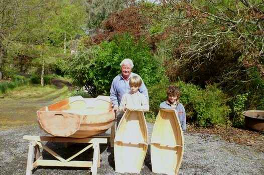 Mais on d&eacute;couvre soudain que l'&eacute;quipe ne s'est pas content&eacute;e de deux mod&egrave;les r&eacute;duits : une Prame d'Eastport &eacute;chelle 1 a &eacute;t&eacute; construite en parall&egrave;le ! Lo&iuml;c m'&eacute;crit qu'il a pr&eacute;vu de r&eacute;aliser un reportage sur son projet et je ne manquerai pas de vous indiquer le lien vers son futur blog. 