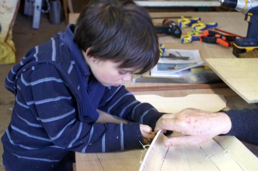 Ici Lo&iuml;c tient l'avant du bord&eacute; 2 b&acirc;bord pendant la fixation d'une suture. 