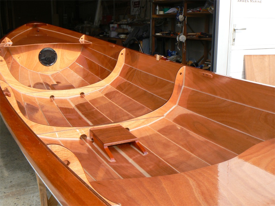 Les sabots qui vont recevoir les pieds du portant à siège coulissant sont en place et j'ai fait les joints-congés dans les angles (rappelez-vous quand la yole était à l'envers). La trappe à joint torique du compartiment avant est posée, ainsi que le nable de celui de l'arrière, les supports de dames de nage et les petits taquets (pour les lignes de pêche à la traîne).