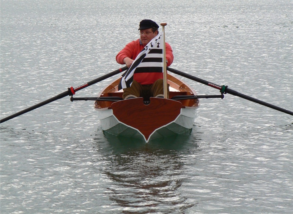 Nous y voilà. Michel essaie son nouveau bateau. Il doit aussi se familiariser avec le système d'aviron, qu'il n'avait encore jamais pratiqué. 