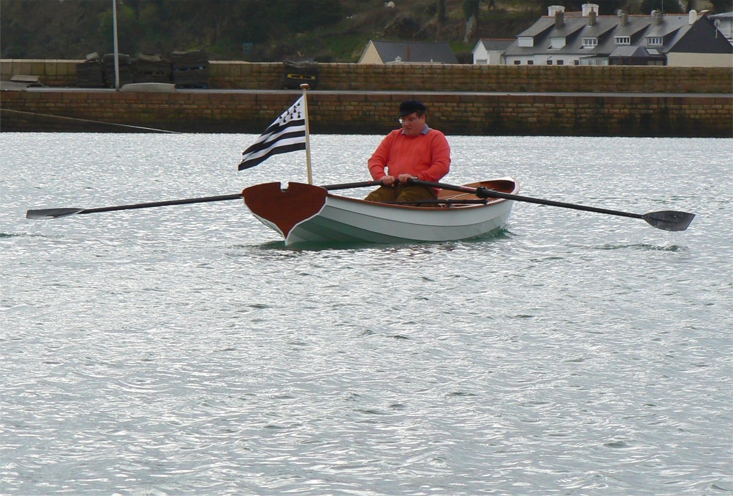 Le mouvement vient vite et la yole glisse sans peine dans l'avant-port de Paimpol. 