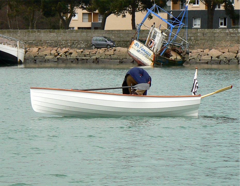 Eugène prend un coup de gite en s'installant pour ramer, ce qui nous donne cette vue inusuelle d'un profil presque complet de la yole à flot. 